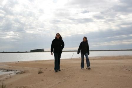 Talaja und Ithana am Strand